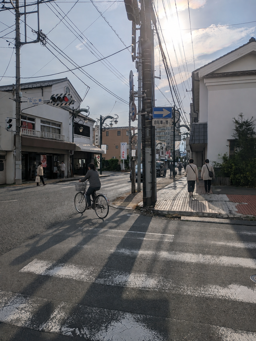 広小路交差点を行き交う人と自転車