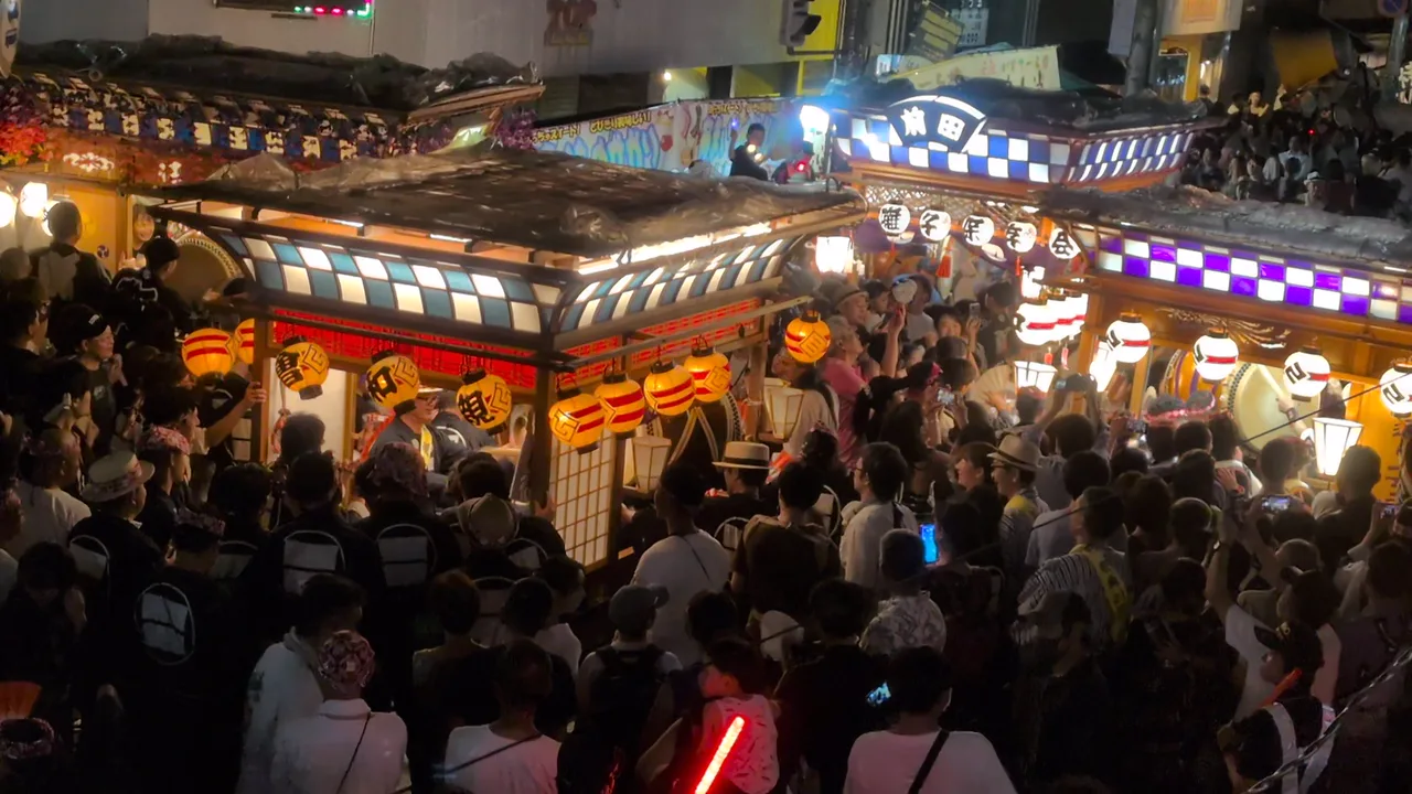 本祭日夜間，多座底抜け屋台聚集在廣小路