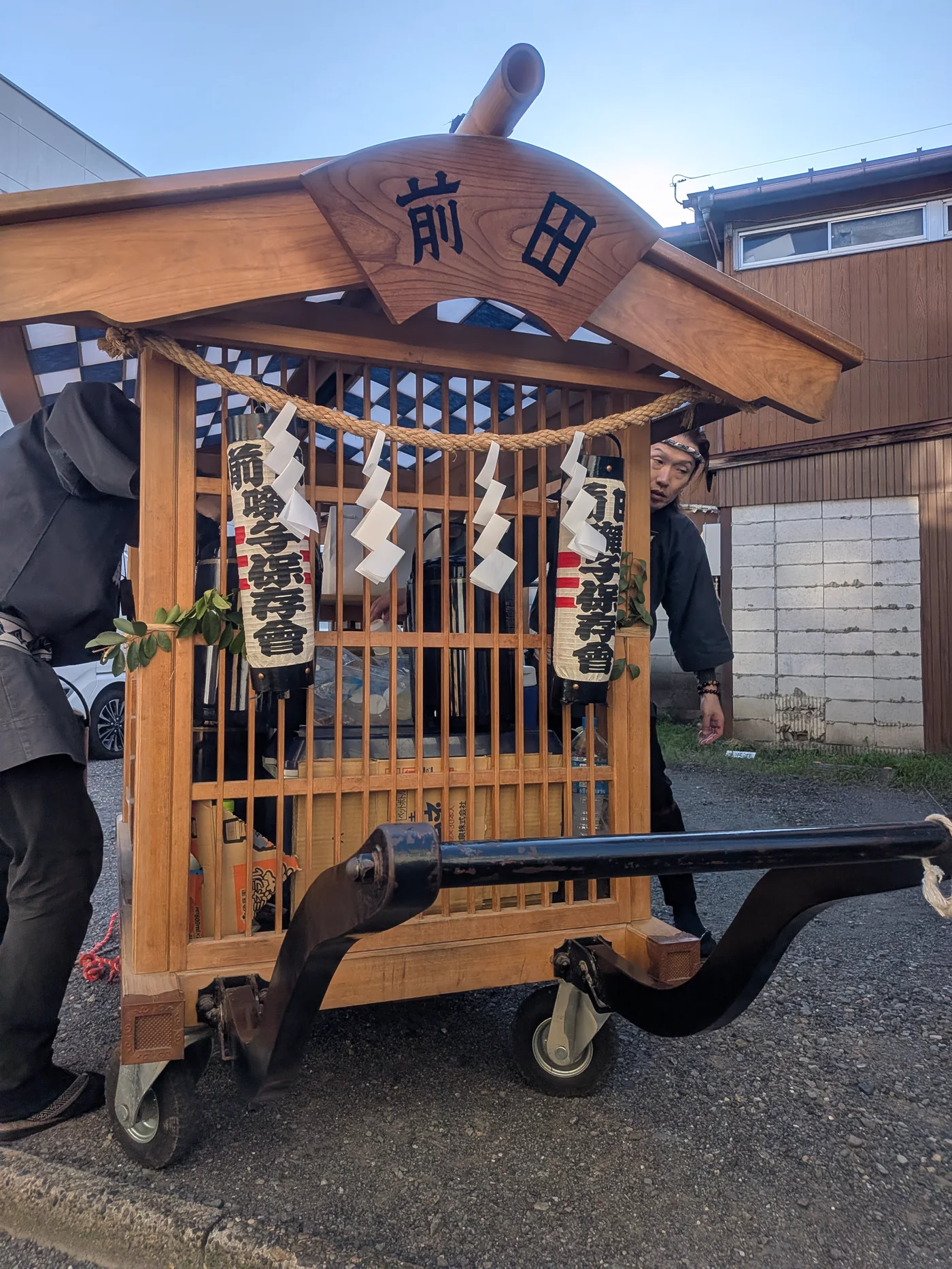標有前田字樣的小型底抜け屋台