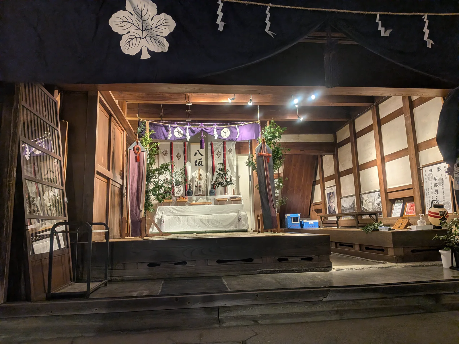 宵宮当日に二丁目の集会所として使われた店蔵絹甚の内部