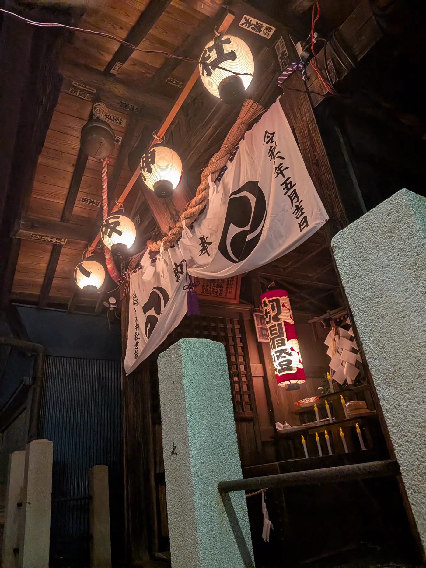 宵宮の夜に白い幕と提灯が整えられた飯能八坂神社